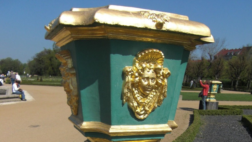 kunstvoller Sockel im Schlosspark Charlottenburg kunstvoller Sockel im Schlosspark Charlottenburg